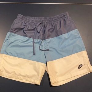 ✅NIKE MENS Bathing Trunk/Board short. Size LARGE. BLUES AND CREAM. POCKETS